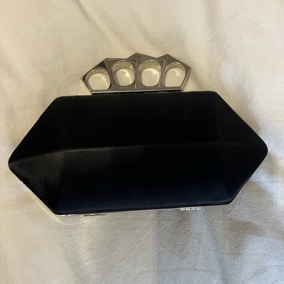 Black Four-Ring Clutch Bag - Picture 3 of 6